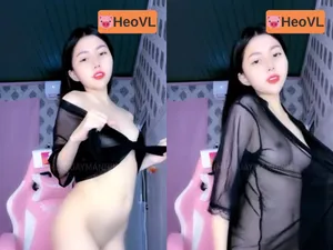 Cô bạn gái livestream khoả thân lắc cơ mông dẻo như kẹo kéo