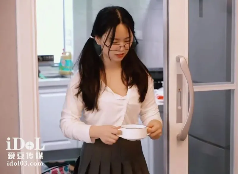 Cô con gái về quê ăn tết bị bố dượng trả bài vì càng lớn càng ngon
